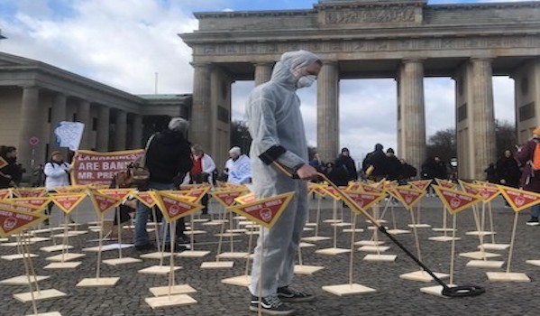 Foto Aktion Berlin Trump 2 2020 Hix599
